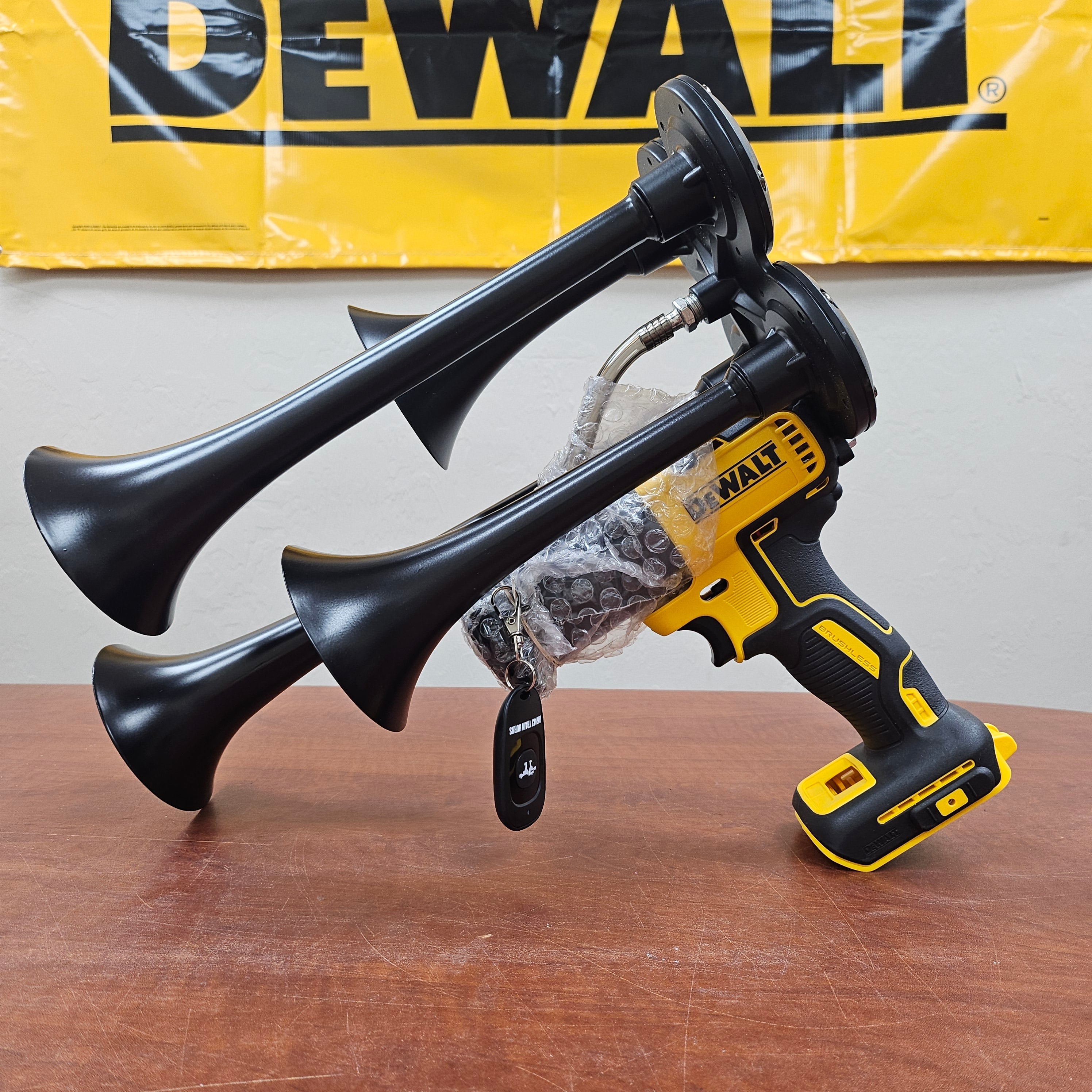 DeWalt 4-Horn Train Horn with Remote & DCB606 6Ah Battery