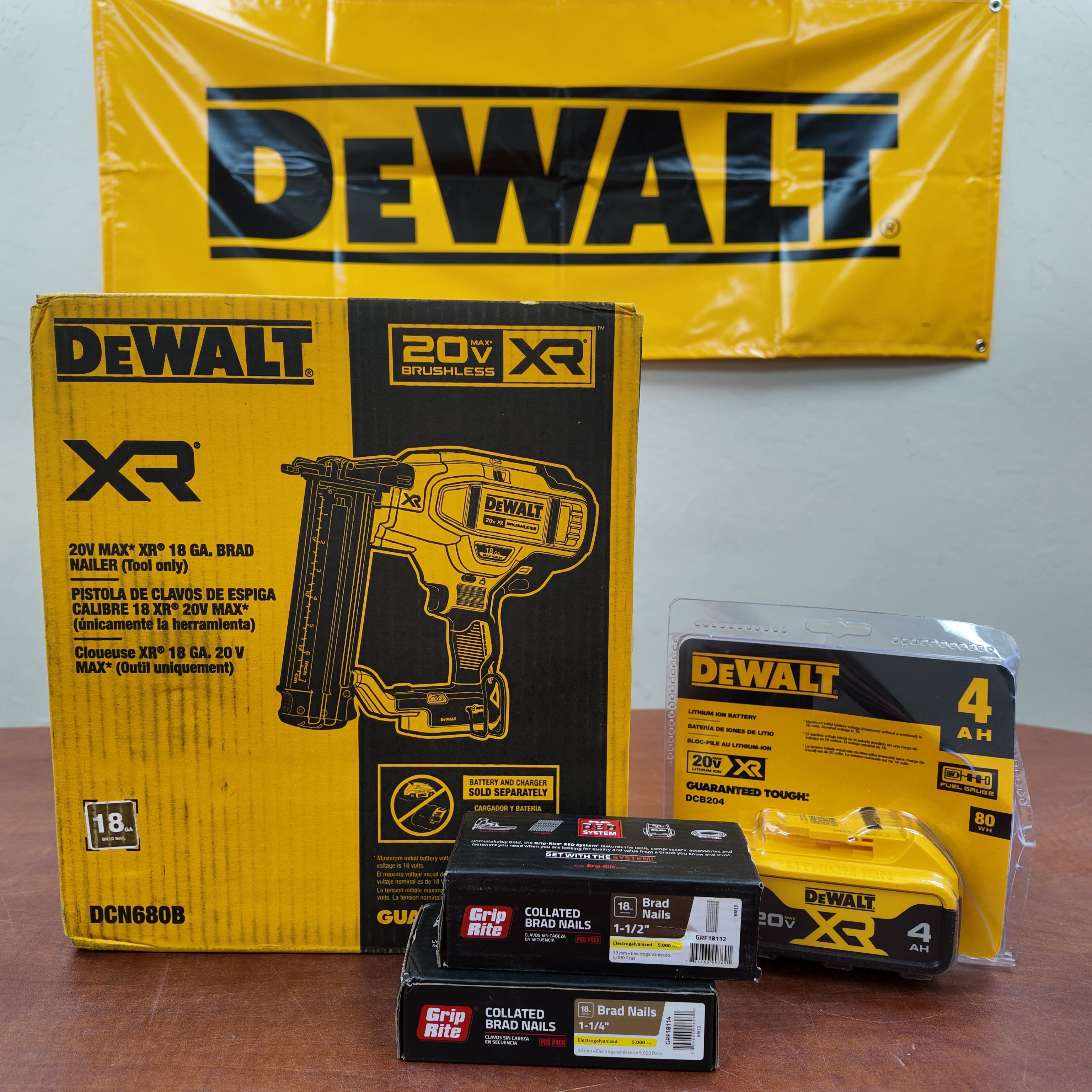 DeWalt 20V MAX 18GA Brad Nailer with DCB204 4Ah Battery and 10,000 Nails - DCN680B