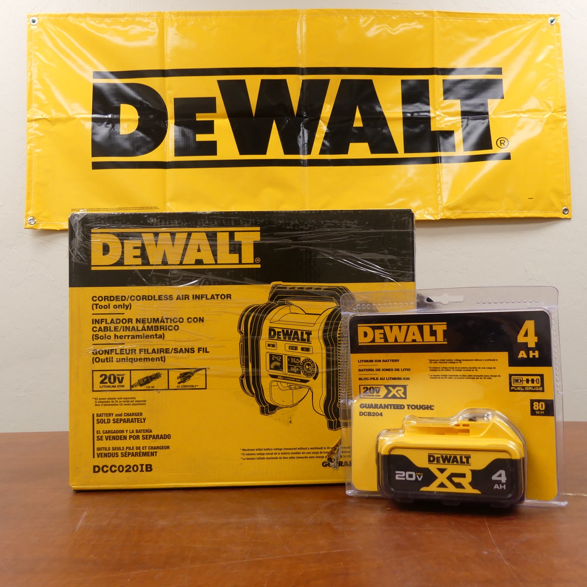 DeWalt 20V MAX Corded/Cordless Air Inflator with DCB204 4Ah Battery - DCC020IB