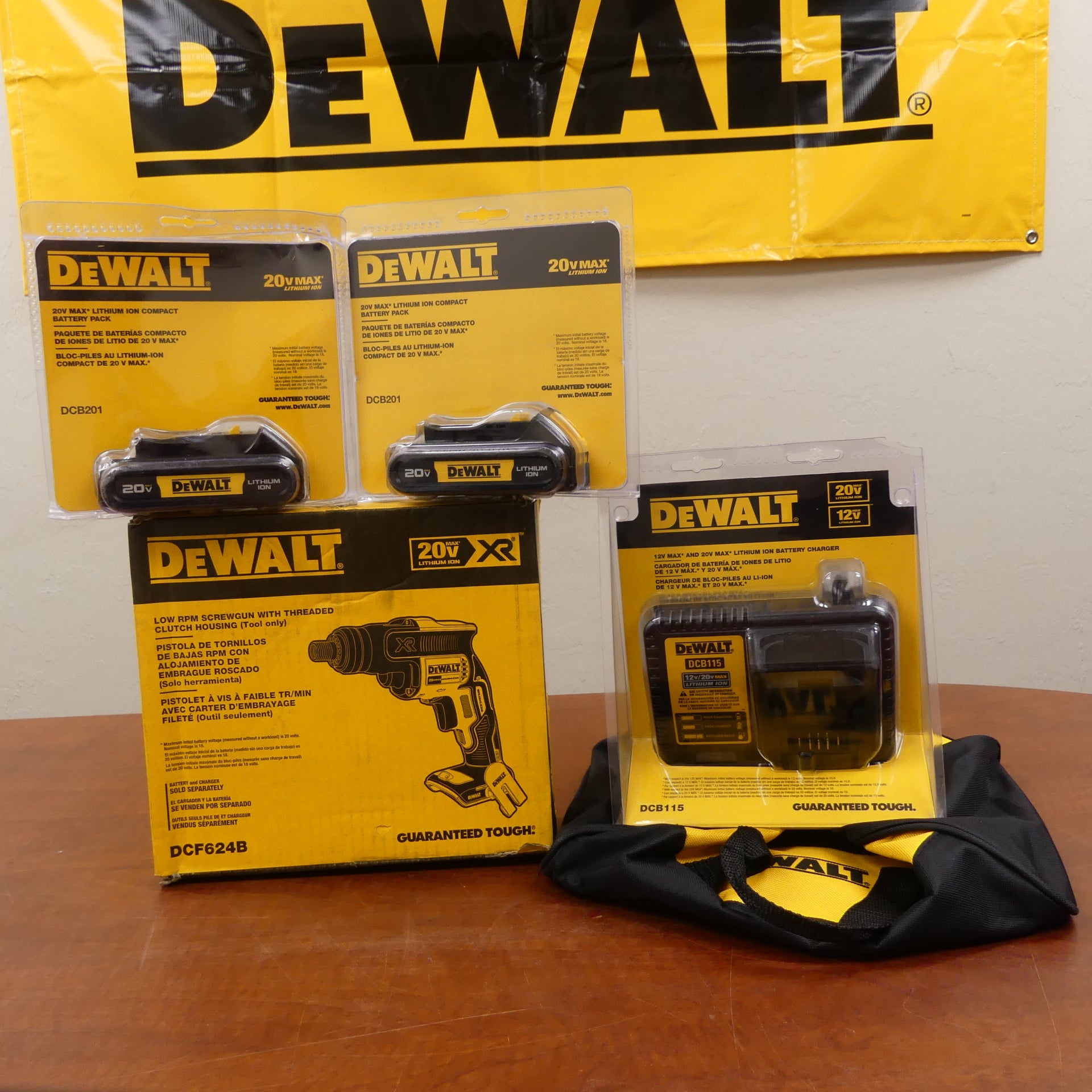 DeWalt 20V MAX Screwgun with x2 DCB201 Batteries, DCB115 Charger & Kit Bag - DCF624B