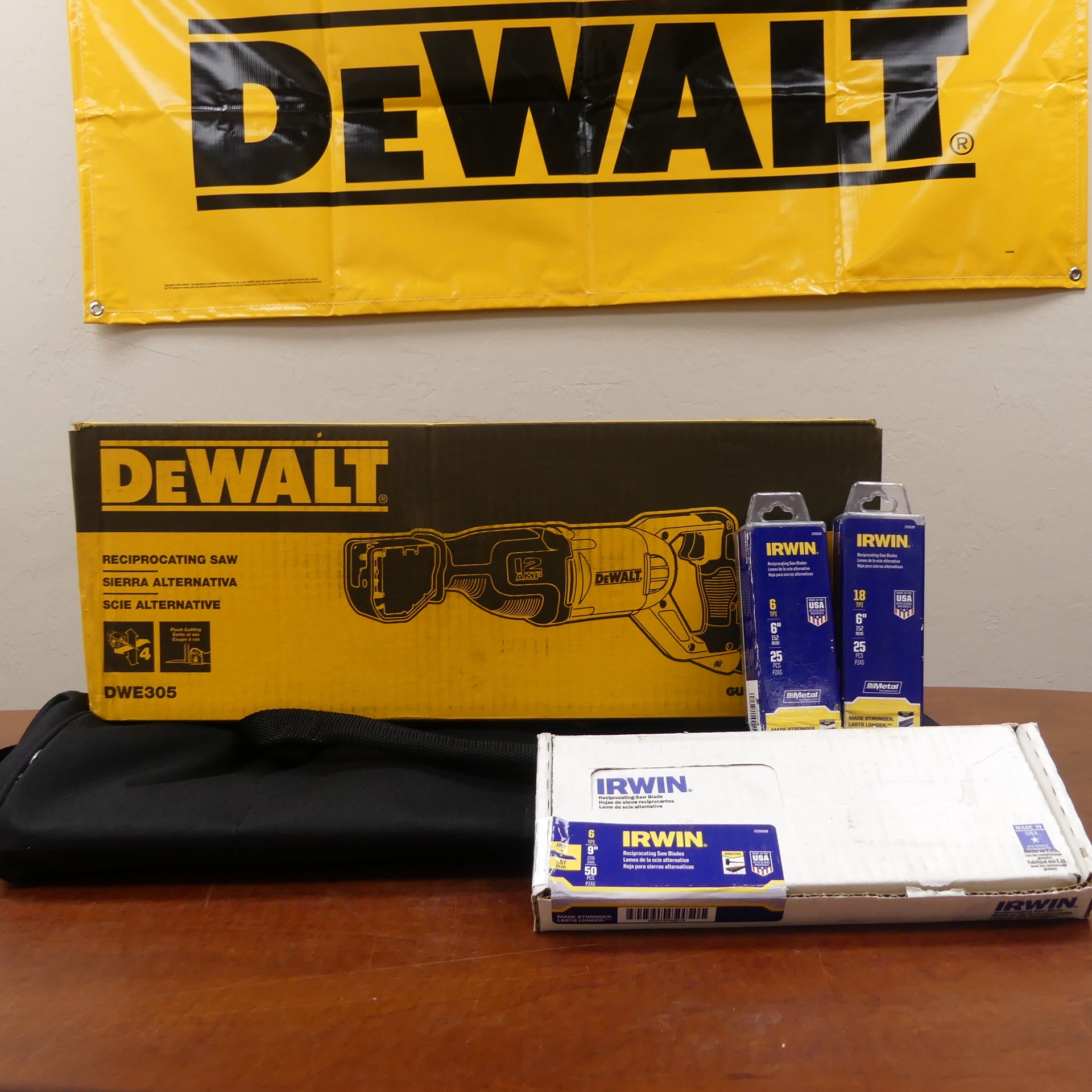 DeWalt Corded Variable Speed Reciprocating Saw with x100 blades & Tool Bag - DWE305